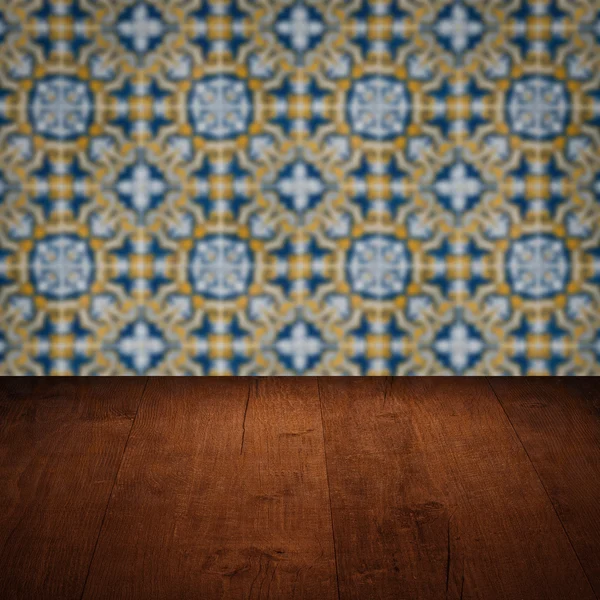 Plateau de table en bois et mur de motif de carreaux de céramique vintage flou — Photo