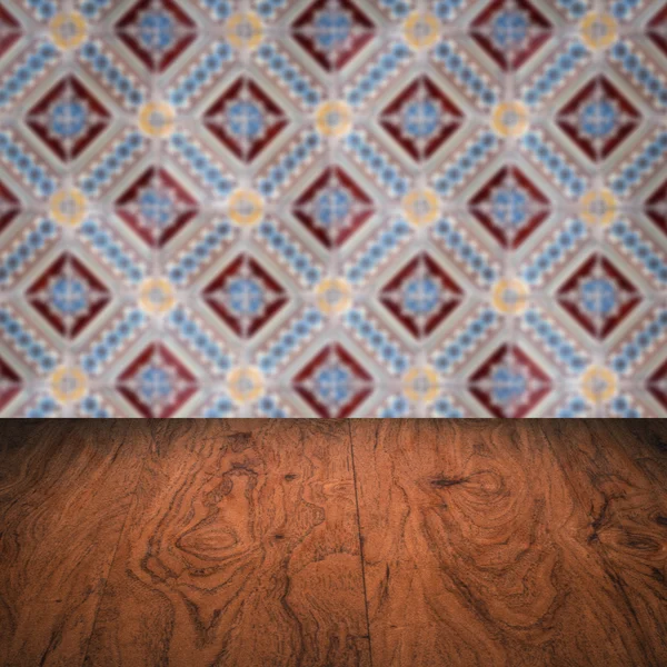 Plateau de table en bois et mur de motif de carreaux de céramique vintage flou — Photo