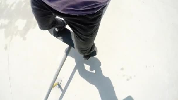 Skate de equitação no parque de skate — Vídeo de Stock