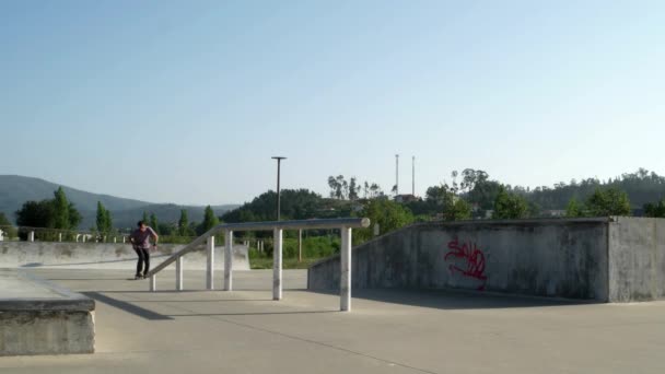 Skateboarder realizando um slide — Vídeo de Stock