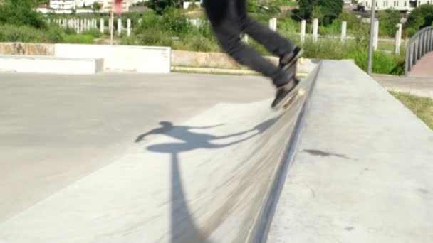 Skateboarder utför en grind — Stockvideo