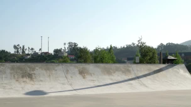 Skateboarder realizando uma moagem — Vídeo de Stock