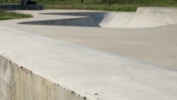 Skateboarder realizando uma moagem — Vídeo de Stock