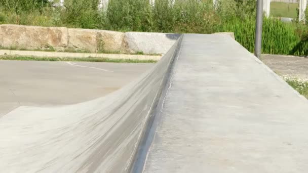 Skateboarder realizando uma moagem — Vídeo de Stock