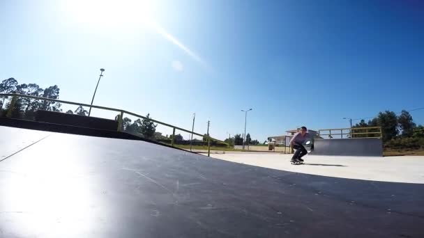 Skateboarder eseguire un ollie afferrare — Video Stock