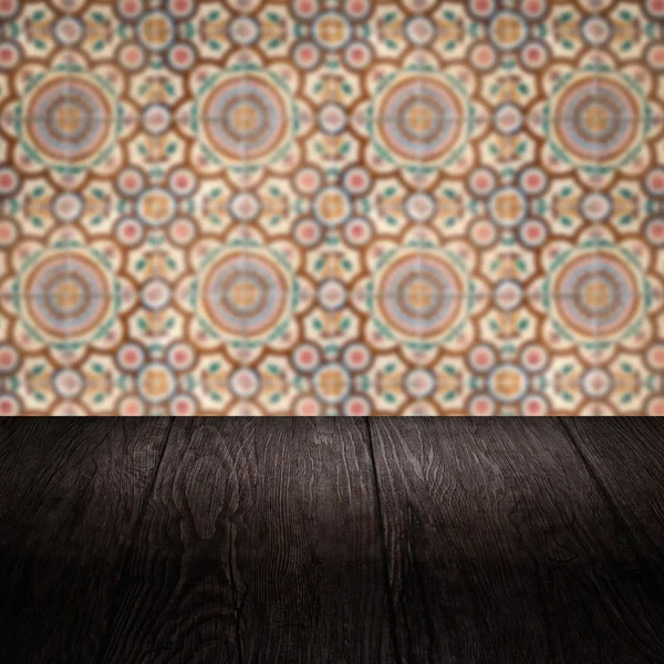 木桌顶和模糊复古瓷砖图案墙 — 图库照片