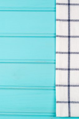 tablo üzerinde mavi ve beyaz havlu