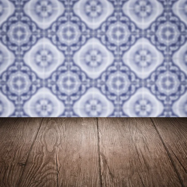 Plateau de table en bois et mur de motif de carreaux de céramique vintage flou — Photo