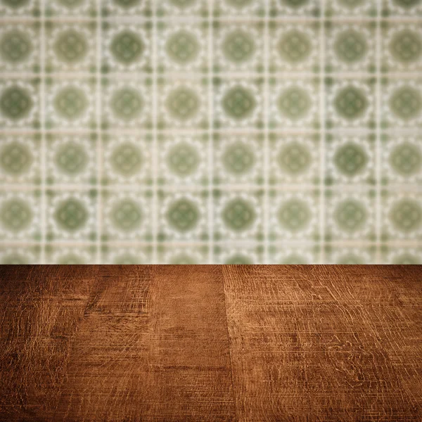 Masa üstü ahşap ve vintage Seramik Karo desen duvar bulanıklık — Stok fotoğraf