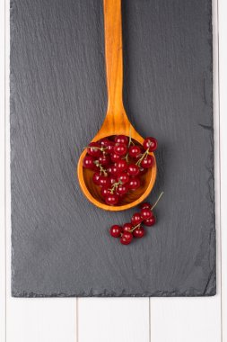 Bir tahta kaşık, kuş üzümü