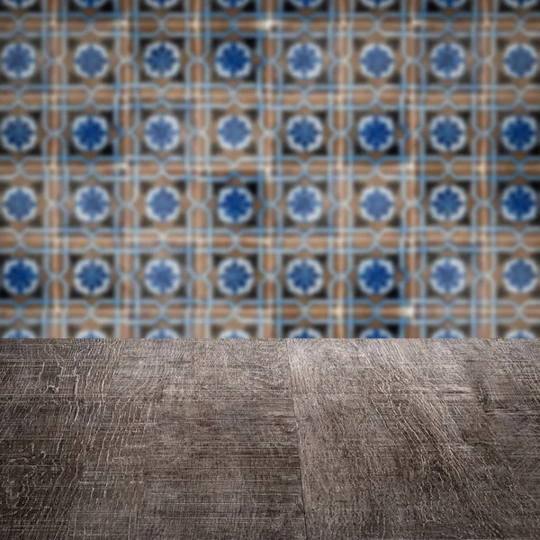 Plateau de table en bois et mur de motif de carreaux de céramique vintage flou — Photo