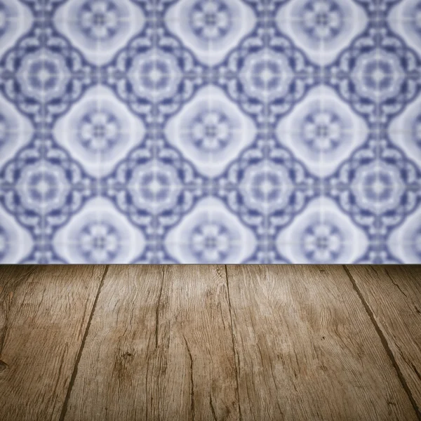 Plateau de table en bois et mur de motif de carreaux de céramique vintage flou — Photo