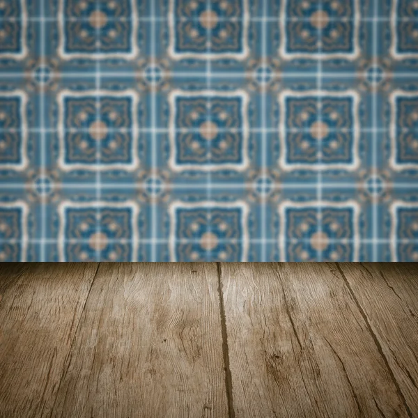 Plateau de table en bois et mur de motif de carreaux de céramique vintage flou — Photo