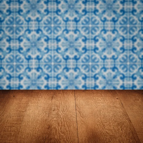 Plateau de table en bois et mur de motif de carreaux de céramique vintage flou — Photo