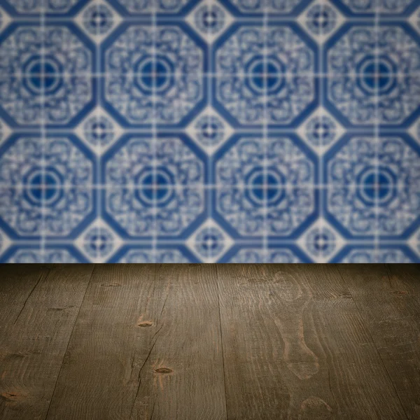 Plateau de table en bois et mur de motif de carreaux de céramique vintage flou — Photo