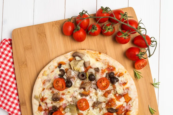 Pizza mit Speck, Oliven und Tomaten — Stockfoto