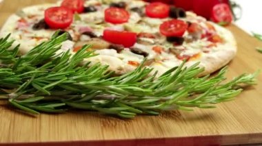 Pastırma, zeytin ve domates pizza