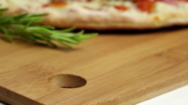 Pastırma, zeytin ve domates pizza