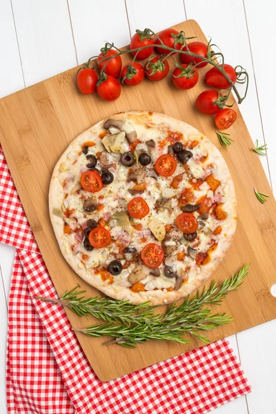 Pizza mit Speck, Oliven und Tomaten — Stockfoto
