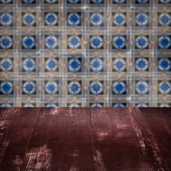 Plateau de table en bois et mur de motif de carreaux de céramique vintage flou — Photo