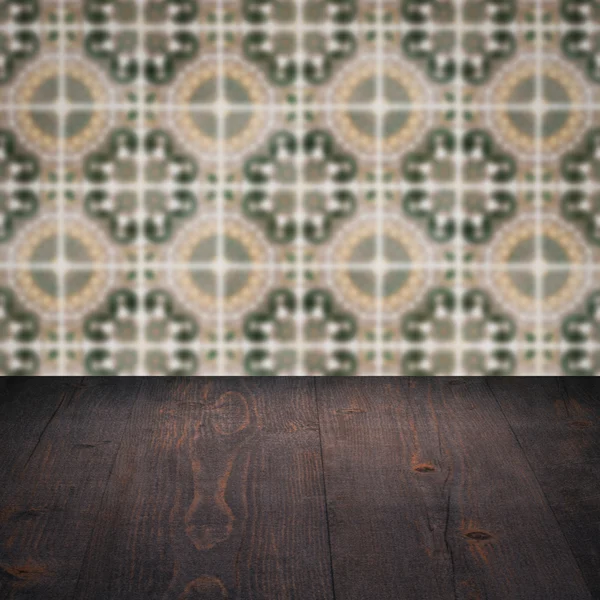 Plateau de table en bois et mur de motif de carreaux de céramique vintage flou — Photo