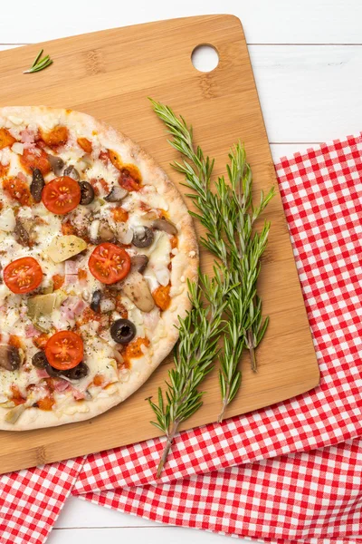 Pizza mit Speck, Oliven und Tomaten — Stockfoto