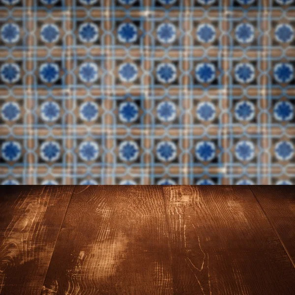 Plateau de table en bois et mur de motif de carreaux de céramique vintage flou — Photo