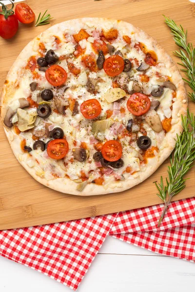 Pizza au bacon, olives et tomate — Photo