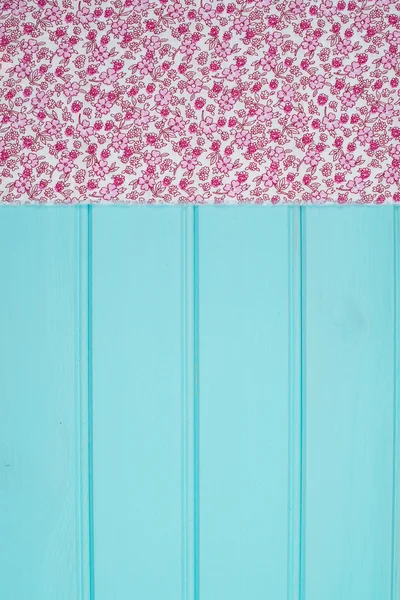 Розовое полотенце над деревянным столом — стоковое фото