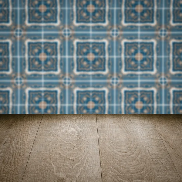 Plateau de table en bois et mur de motif de carreaux de céramique vintage flou — Photo