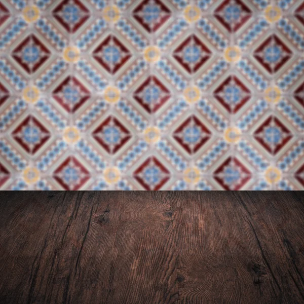 Plateau de table en bois et mur de motif de carreaux de céramique vintage flou — Photo