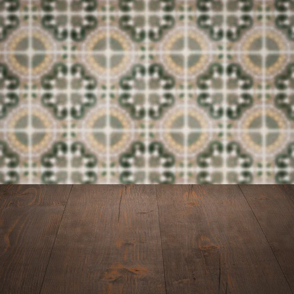 Plateau de table en bois et mur de motif de carreaux de céramique vintage flou — Photo