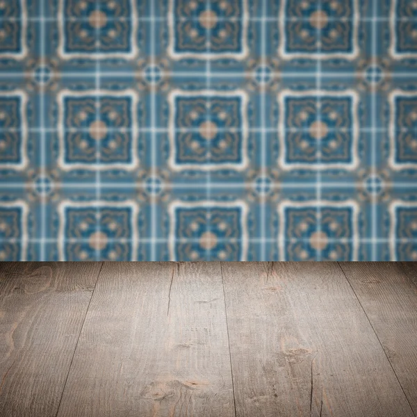 Plateau de table en bois et mur de motif de carreaux de céramique vintage flou — Photo