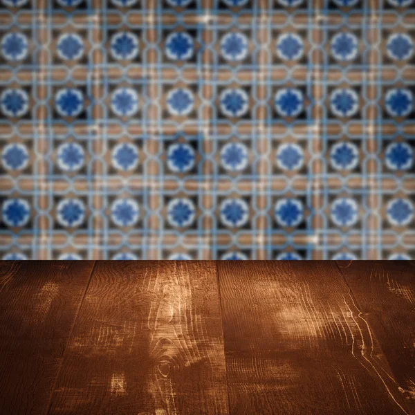 Mesa de madera superior y desenfoque de cerámica vintage patrón de la pared —  Fotos de Stock