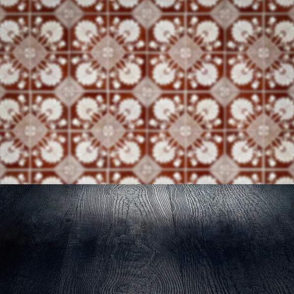 Dřevo stolu a rozostření historických keramických dlaždic vzor zeď — Stock fotografie