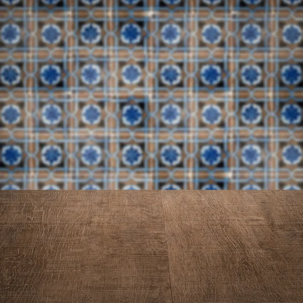 Plateau de table en bois et mur de motif de carreaux de céramique vintage flou — Photo