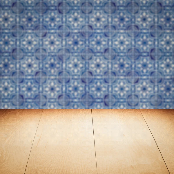 Plateau de table en bois et mur de motif de carreaux de céramique vintage flou — Photo