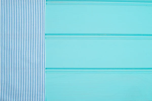 Blauwe en witte handdoek boven tafel — Stockfoto