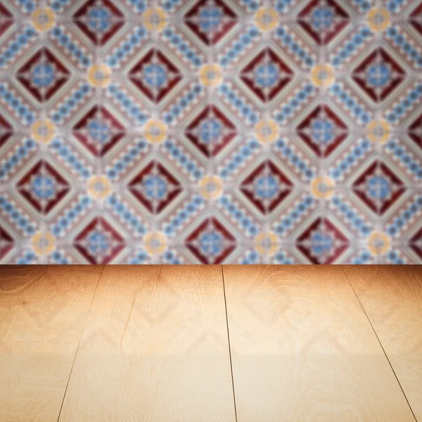 나무 테이블 상단 및 흐림 빈티지 세라믹 타일 패턴 벽 — 스톡 사진