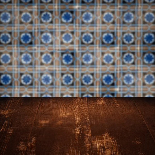 Plateau de table en bois et mur de motif de carreaux de céramique vintage flou — Photo