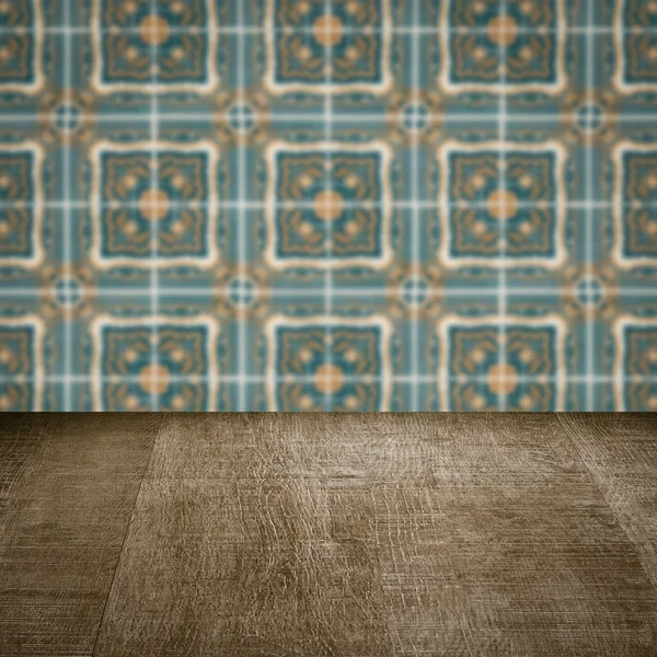 Plateau de table en bois et mur de motif de carreaux de céramique vintage flou — Photo