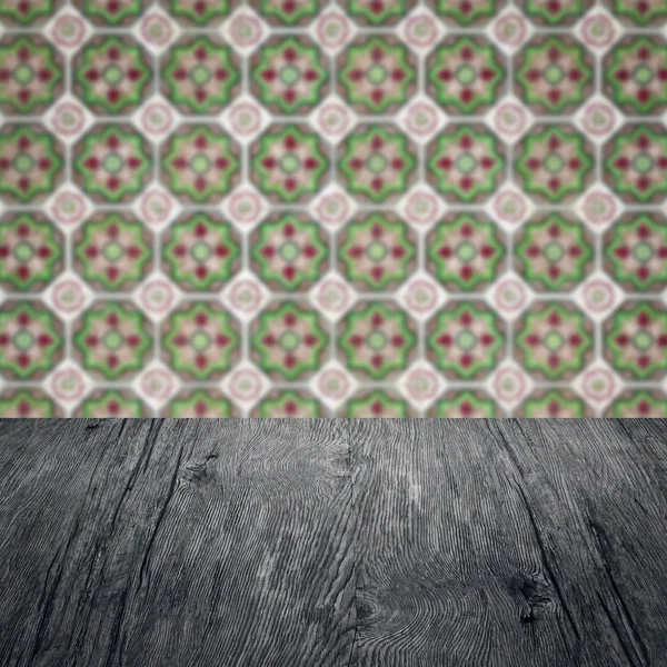 Plateau de table en bois et mur de motif de carreaux de céramique vintage flou — Photo