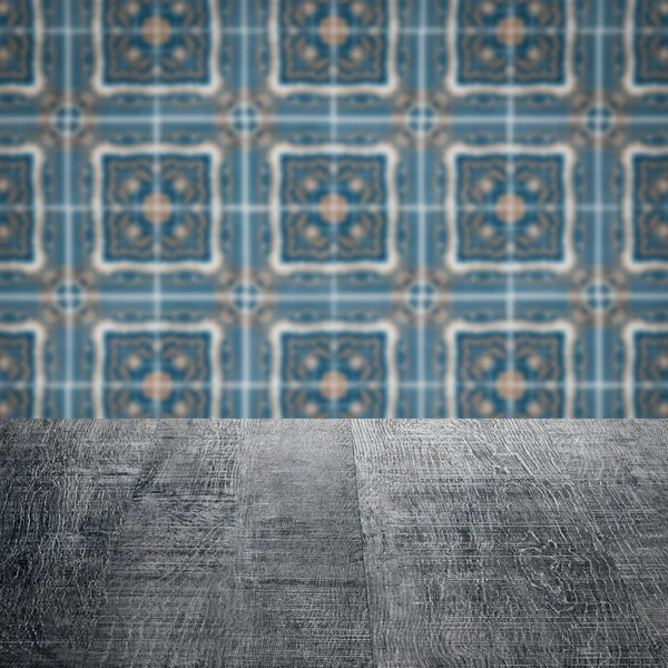 Plateau de table en bois et mur de motif de carreaux de céramique vintage flou — Photo