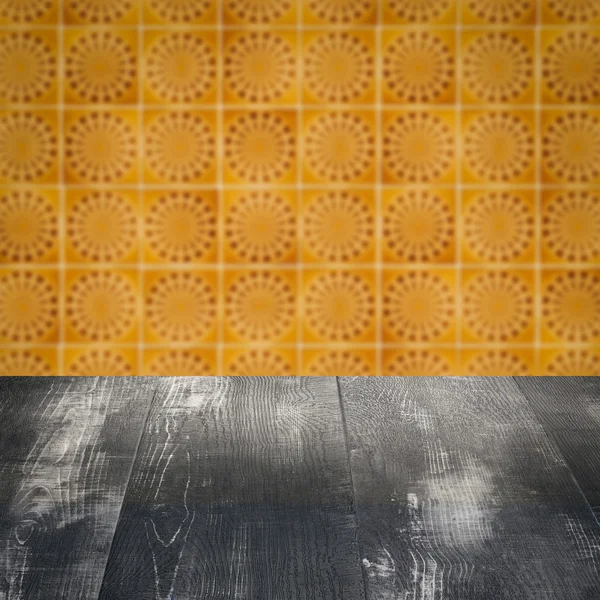 लाकूड टेबल वरच्या आणि अंधुक व्हिंटेज कुंभारकामविषयक टाइल नमुना भिंत — स्टॉक फोटो, इमेज