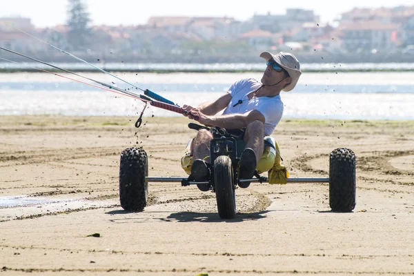 Ральф Hirner, їзда на kitebuggy — стокове фото