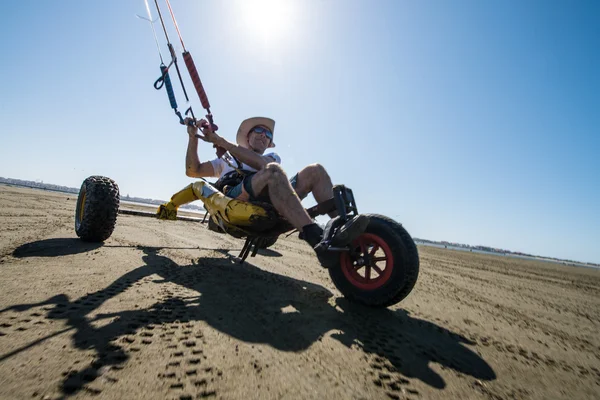 Ralph Hirner cavalcando un kitebuggy — Foto Stock