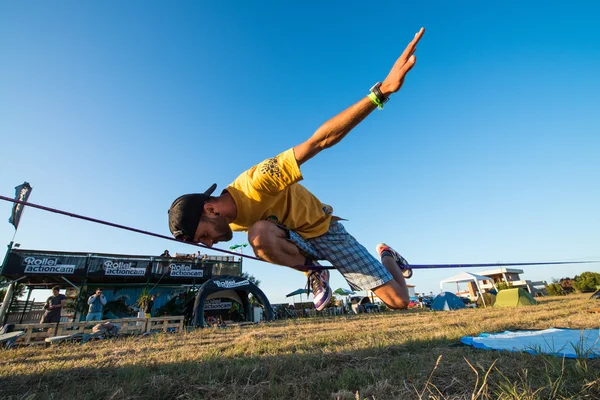 Andre antunes Prestazioni Slackline — Foto Stock