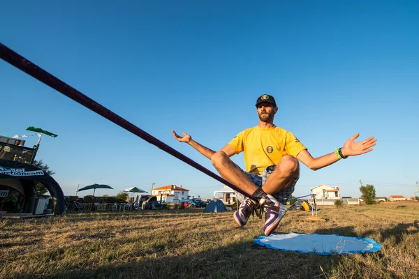 Andre antunes rendimiento de Slackline —  Fotos de Stock