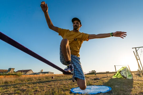 Andre antunes rendimiento de Slackline —  Fotos de Stock