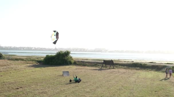 Oidentifierade kitebuggy rider — Stockvideo